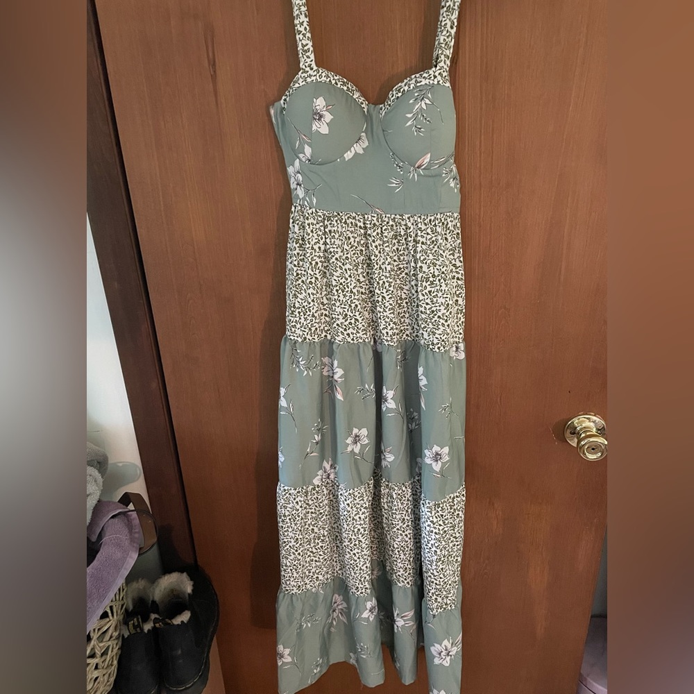 Beautiful new spring dress! Never worn with tags